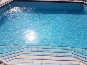 Piscine extérieure (ouverte en saison), chaises longues