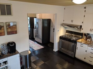 Fridge, microwave, oven, stovetop - Midcentury modern beauty, completley remodeled, adjacent to historic district (Fredericksburg)