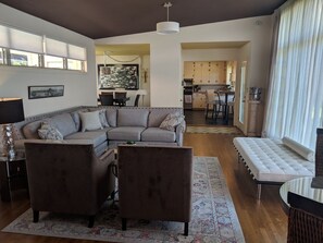 Smart TV - Midcentury modern beauty, completley remodeled, adjacent to historic district (Fredericksburg)