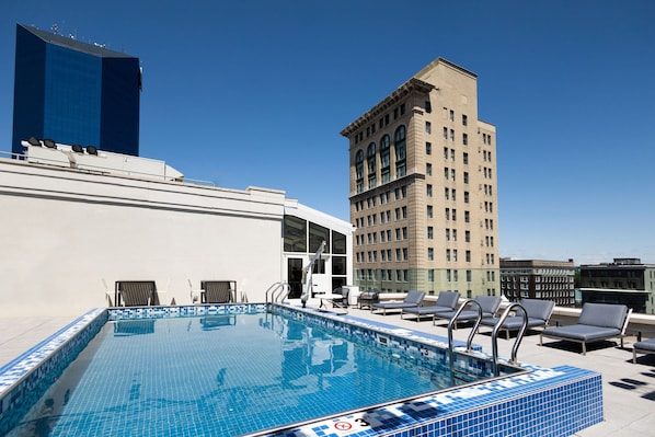 Seasonal outdoor pool, free cabanas, sun loungers