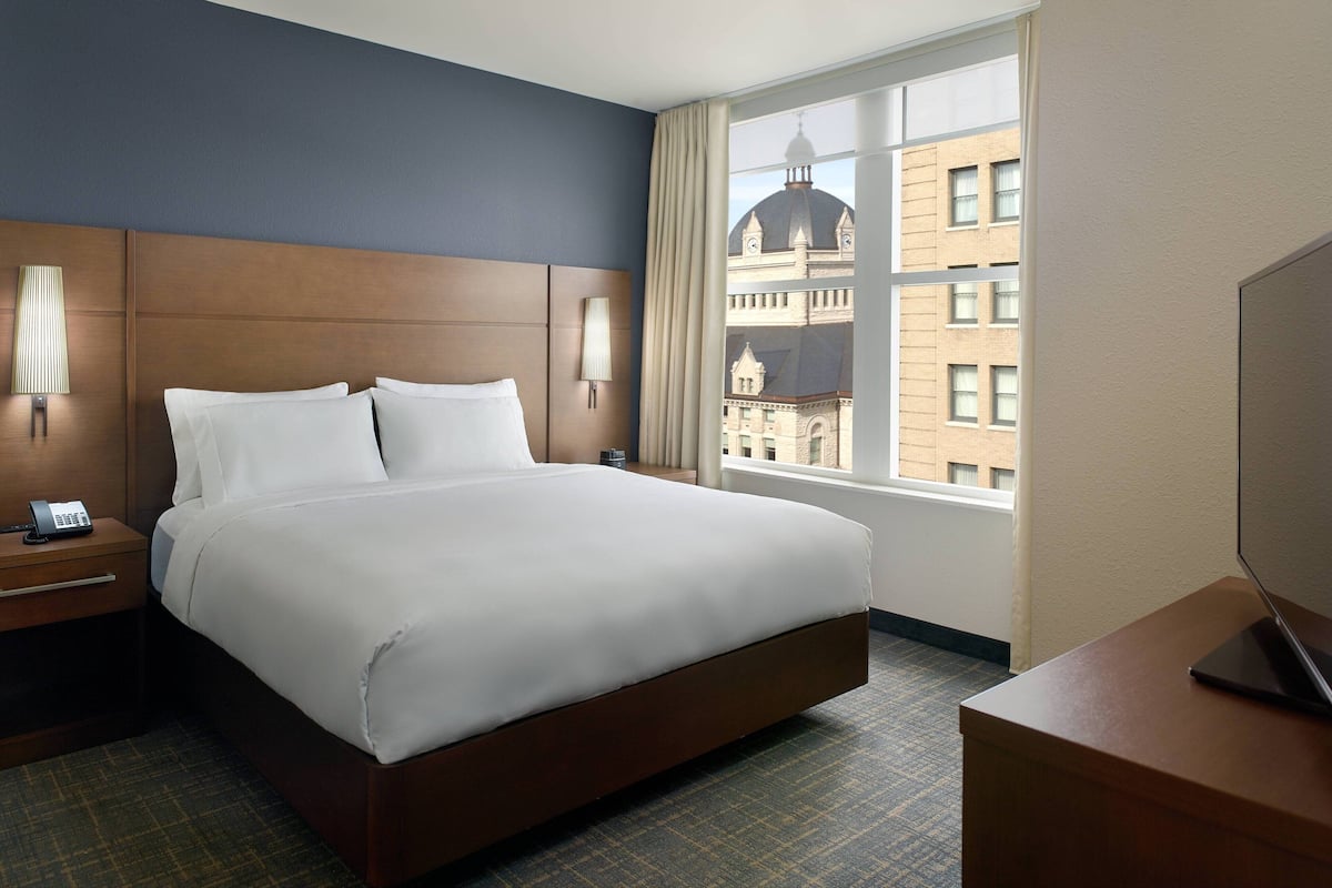 1 bedroom, hypo-allergenic bedding, desk, laptop workspace