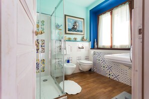 Handtücher, Seife, Shampoo, Toilettenpapier