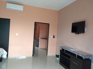 Minibar, in-room safe, laptop workspace, blackout curtains - Hotel Real Zaci (Valladolid)