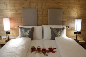 A neatly made bed with a headboard, two bedside lamps, and decorative pillows. - Hotel Ristorante-Pizzeria Al Cervo (Magre sulla Strada del Vino)