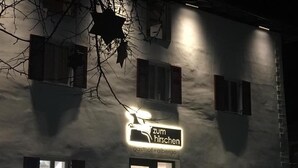 A building with a sign reading "zum Hirschen" and "gasthof albergos" indicating it is a guesthouse or hotel. - Hotel Ristorante-Pizzeria Al Cervo (Magre sulla Strada del Vino)