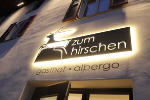 A building with a sign that reads "zum hirsch" and "gasthof alberg". - Hotel Ristorante-Pizzeria Al Cervo (Magre sulla Strada del Vino)
