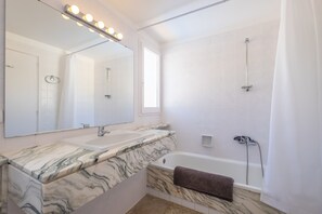 Bathtub, hair dryer, bidet, towels