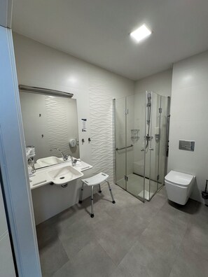 Shower, hair dryer, towels, soap - Hotel Carina (Tczew)