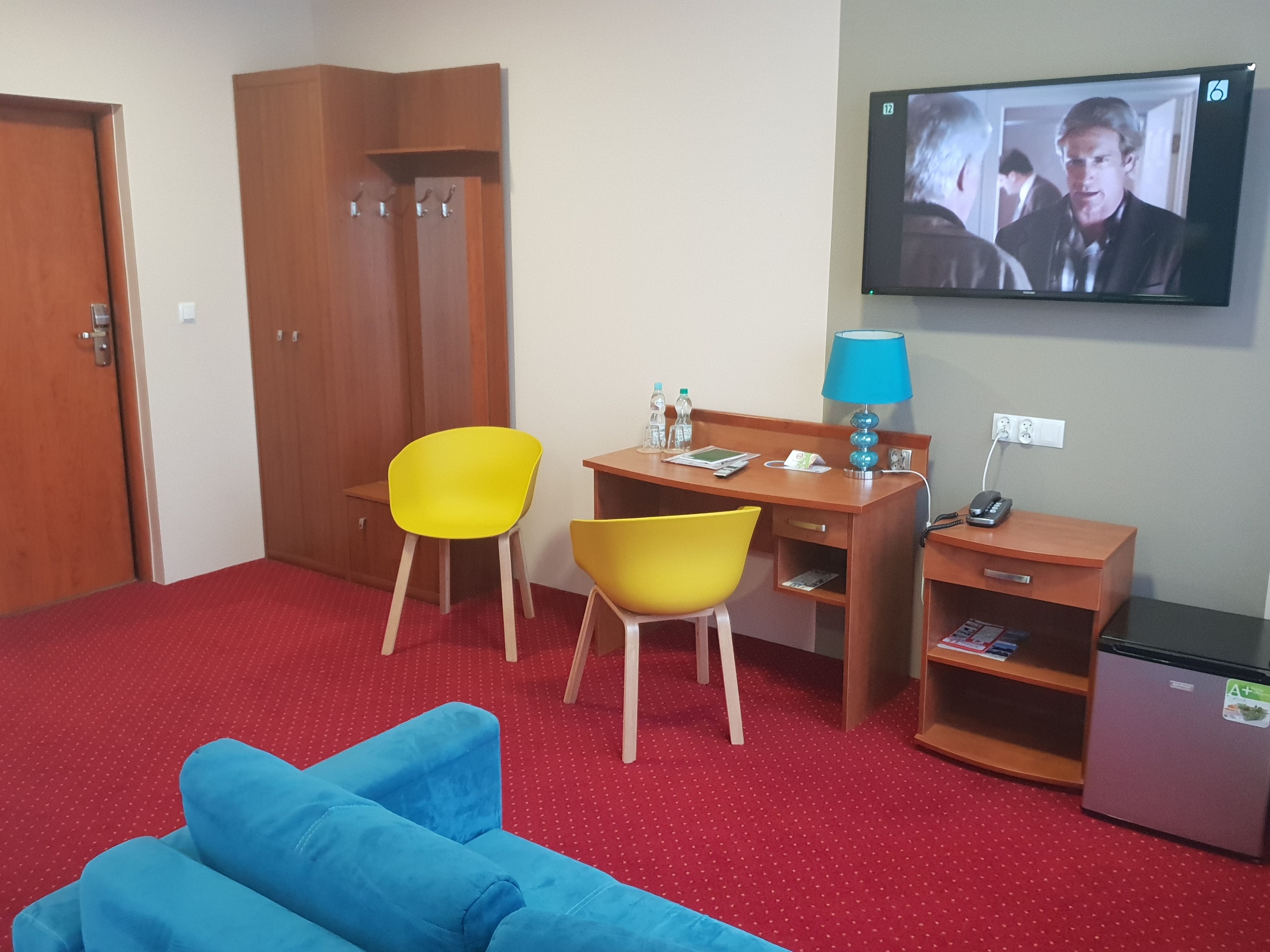 family room | 1 bedroom, individually decorated, individually furnished, desk