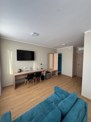 特色装修、特色家居、办公桌、笔记本电脑工作区