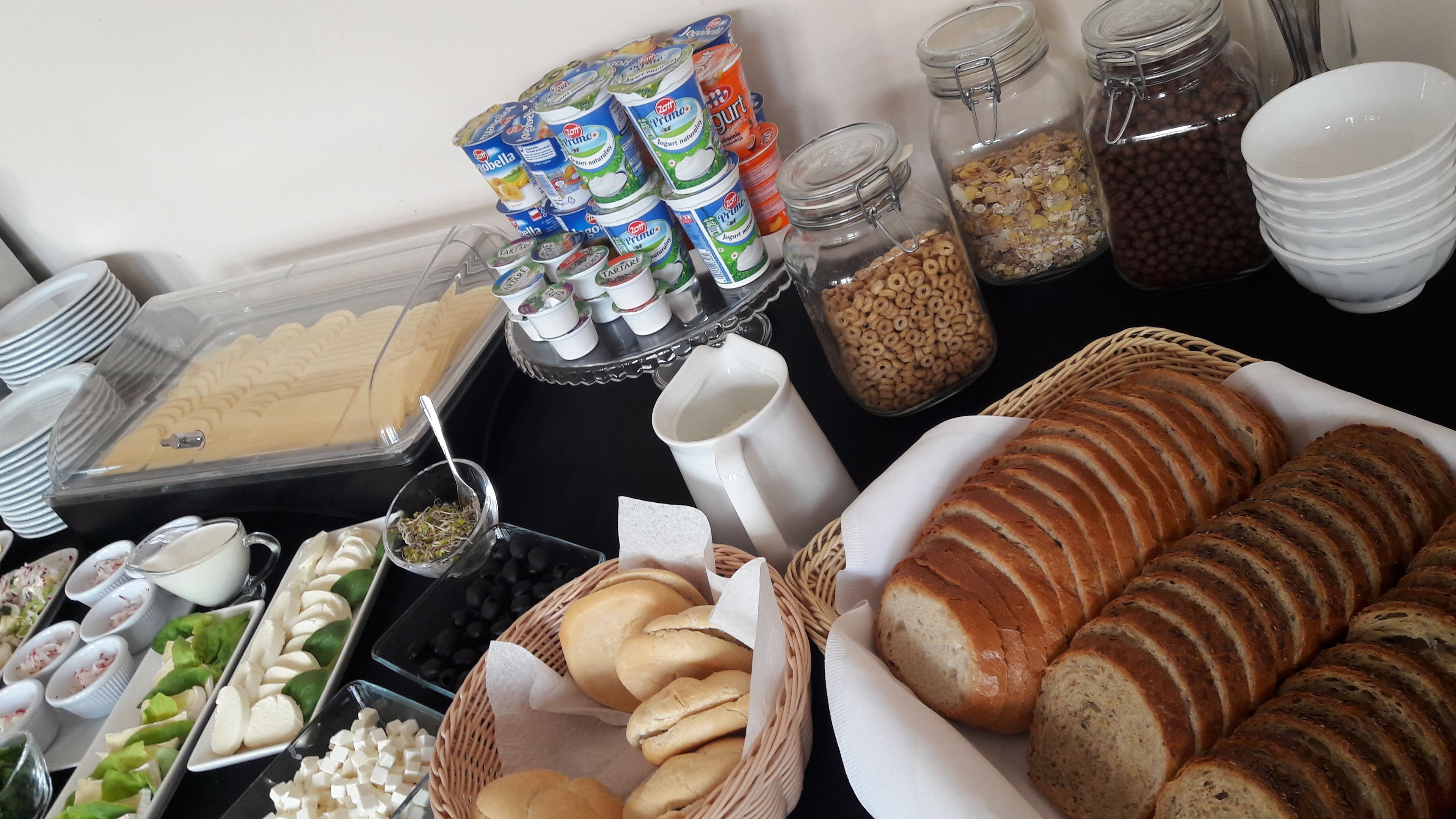 daily buffet breakfast (pln 30 per person)