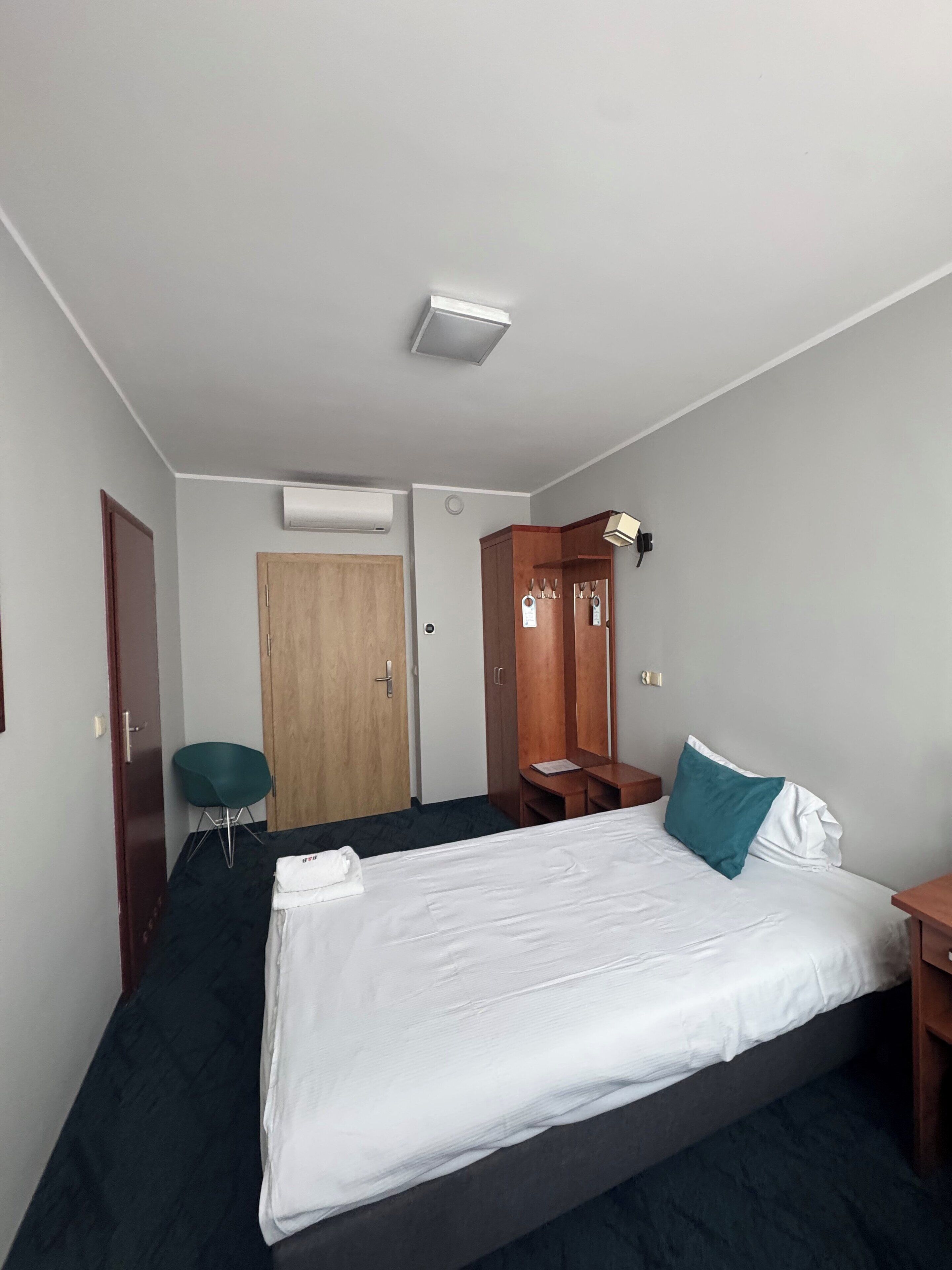 Enkeltrom | Individuelt dekorert, individuelt innredet og skrivebord