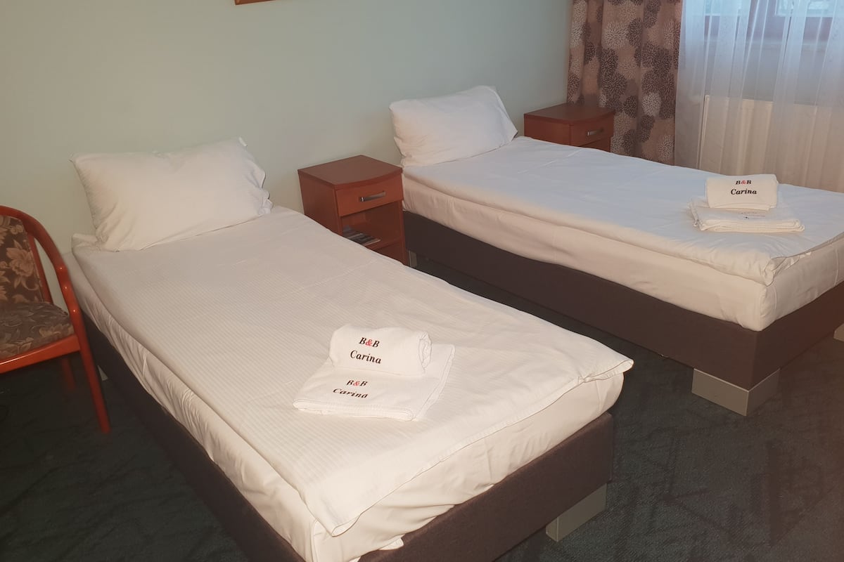 double room | 1 bedroom, individually decorated, individually furnished, desk