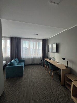 特色装修、特色家居、办公桌、笔记本电脑工作区