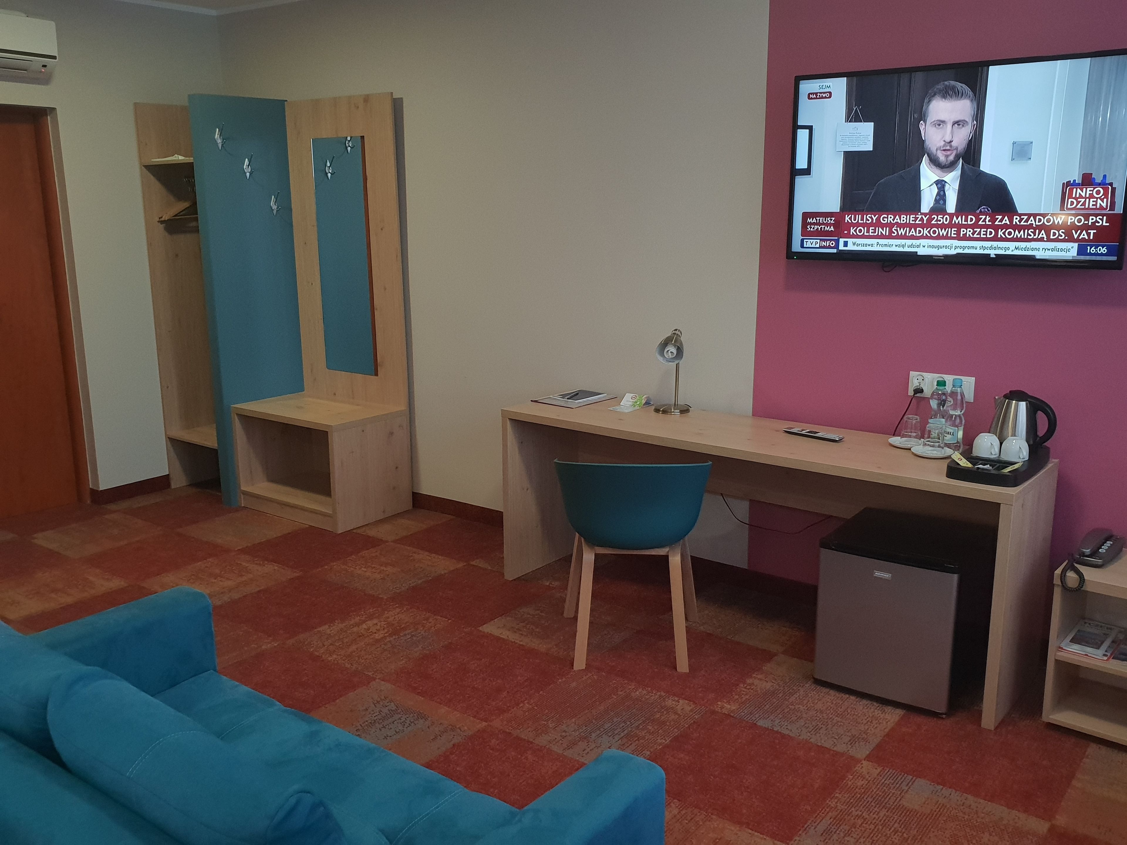 family room (air conditioning) | 1 bedroom, individually decorated, individually furnished, desk