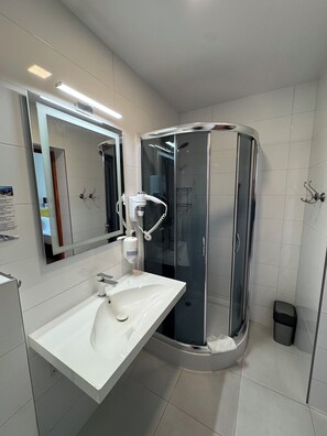 Shower, hair dryer, towels, soap - Hotel Carina (Tczew)