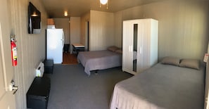 小屋, 2 张双人床 | 特色家居、笔记本电脑工作区、遮光窗帘、免费 WiFi