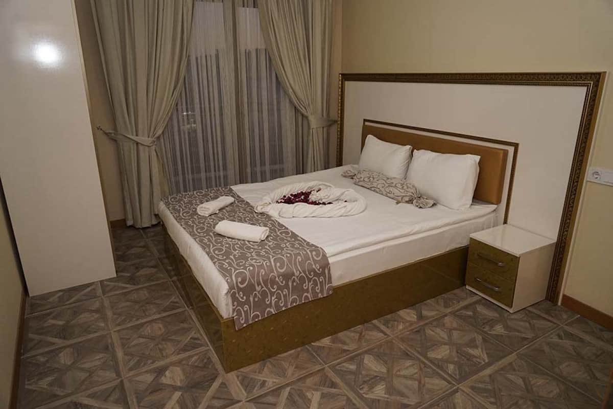 Basic Room, 1 Double Bed, Garden View | In-room safe, desk, iron/ironing board, free WiFi