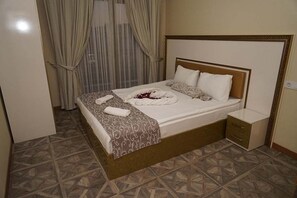 خزنة داخل الغرفة ومكتب ومكواة/لوح كي وواي فاي مجانًا