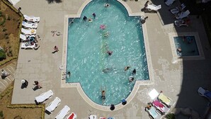 Indoor pool, outdoor pool, pool umbrellas, sun loungers - GÖRAL TERMAL (Armutlu)
