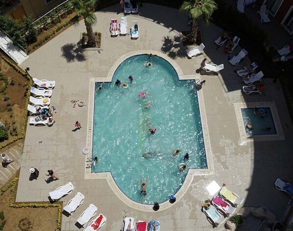 من حمّامات السباحة المغطاة، حمّام سباحة خارجي، مظلات على حمّام السباحة