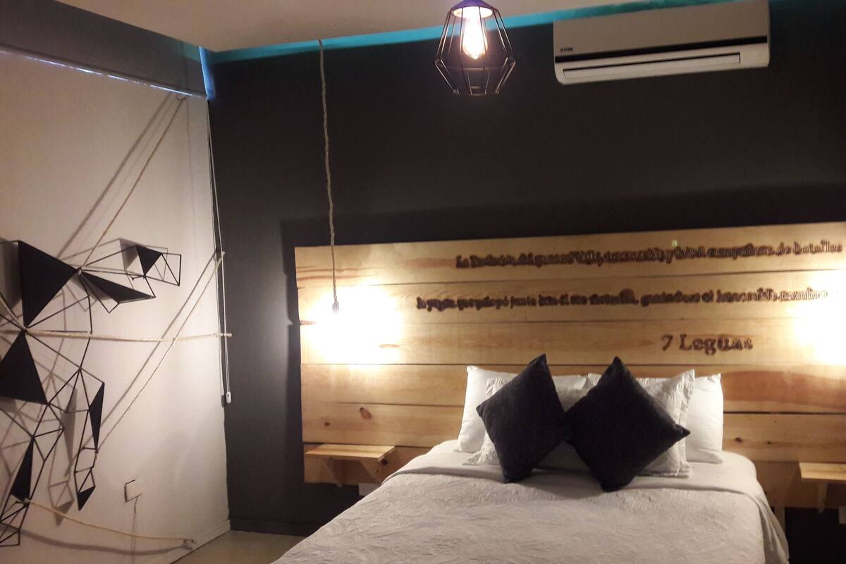 Habitación de diseñador, 1 cama Queen size (7 Leguas) | Tabla de planchar con plancha, wifi gratis y decoración personalizada