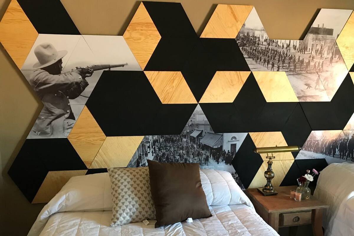 Habitación de diseñador, 2 camas Queen size, vista a la ciudad (Division del Norte) | Tabla de planchar con plancha, wifi gratis y decoración personalizada