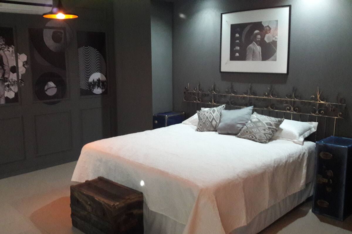 Habitación de diseñador, 1 cama King size, vista a la ciudad (Pancho Villa) | Tabla de planchar con plancha, wifi gratis y decoración personalizada