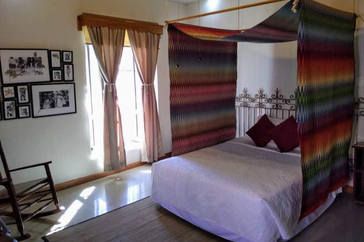 Habitación de diseñador, 1 cama Queen size (Adelita) | Tabla de planchar con plancha, wifi gratis y decoración personalizada