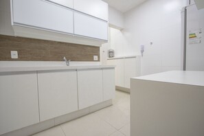 Apartamento família, várias camas | Cozinha privada | Geladeira grande, micro-ondas, fogão, cooktop