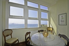 Familieleilighet, flere senger | Spiseområde på rommet