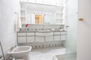 Family Apartment, Multiple Beds | Bathroom | Shower, towels - LineRio Praia de Copacabana 505 (Rio de Janeiro)