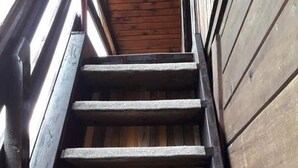 Una escalera de madera con un felpudo texturizado en la parte inferior.