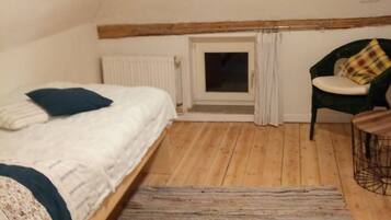 Standard House | Hypo-allergenic bedding, blackout drapes, iron/ironing board, free WiFi