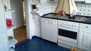 Standard House | Private kitchen | Full-size fridge, microwave, oven, stovetop