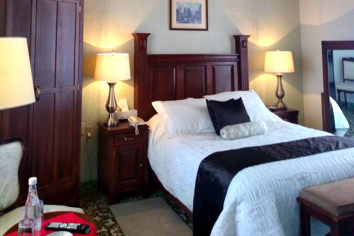 Comfort kamer, 1 queensize bed, uitzicht op tuin (Henri) | Luxe beddengoed, donsdekens, pillowtop-bedden, een kluis op de kamer