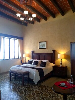 Chambre Majestueuse, 1 trÚs grand lit, vue jardin (Albertine) | Literie de qualité supérieure, couette en duvet d'oie, surmatelas