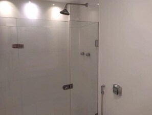 Appartement Familial, plusieurs lits, vue ville | Salle de bain | Douche, serviettes fournies