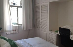 Appartement Familial, plusieurs lits, vue ville | Décoration personnalisée, bureau, fer et planche à repasser