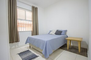 Escritorio, tabla de planchar con plancha, wifi gratis y ropa de cama 