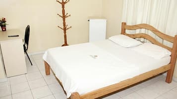 Minibar, tabla de planchar con plancha, wifi gratis y ropa de cama