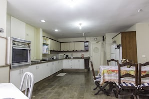 Appartamento familiare, vista mare | Angolo cottura privato | Frigorifero, microonde, forno, piano cottura