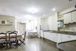 Appartement Familial, vue mer | Coin cuisine privé | Réfrigérateur, micro-ondes, four, plaque de cuisson