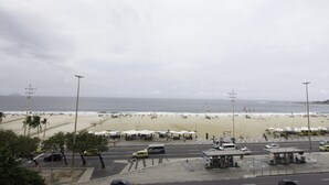 A beach with a parking area and beachside shops. - LineRio Vista Mar Copacabana 460 (Rio de Janeiro)