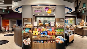 Kiosko abierto las 24 horas con aperitivos, bebidas y una estación de café.