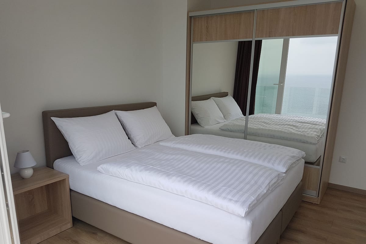 Ropa de cama de alta calidad y caja de seguridad en la habitación 