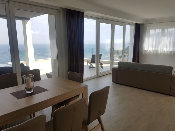 Penthouse, quang cảnh biển | Khu phòng khách | TV màn hình phẳng 