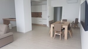 Een modern appartement met een eethoek, keuken en woonruimte.