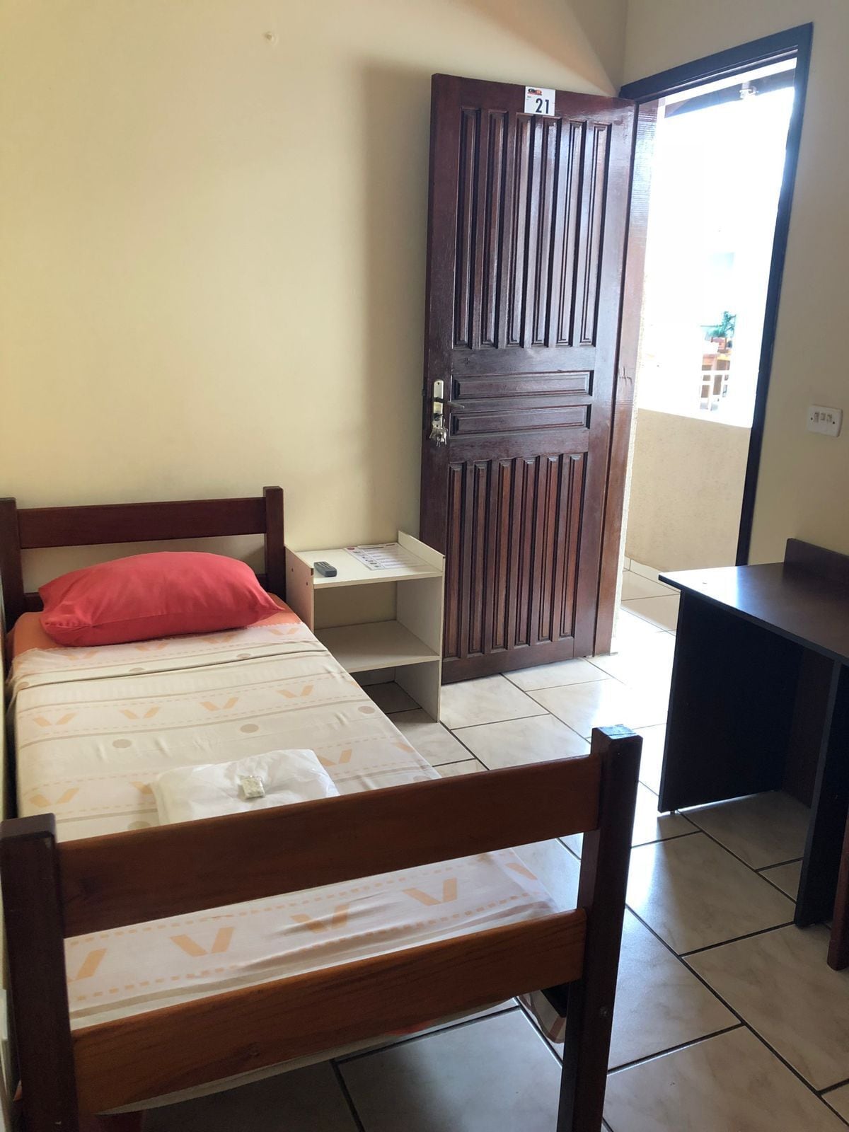 Habitación individual económica | Escritorio, wifi gratis y ropa de cama 