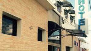 A hotel with a brick facade, numbered 187, and a sign indicating it is a hotel. - Capivari Centro Hotel (Capivari)